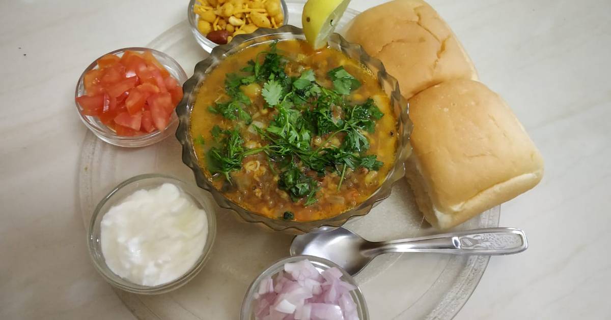 Moong Matki (moth) Misal Pav Recipe by pooja Cookpad