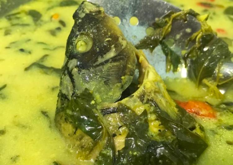 Cara Menyiapkan Ikan Mas Bumbu Kuning, Bikin Ngiler