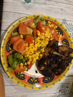 Una foto de Carne con ensalada
