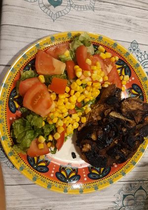 Una foto de Carne con ensalada