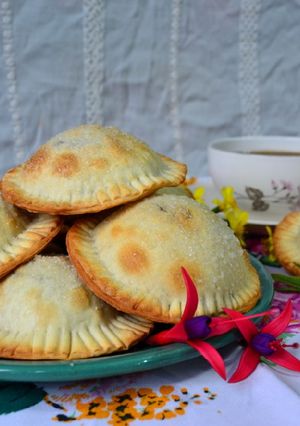 Una foto de Empanaditas de dulce de leche, banana, chocolate y nueces🤤