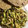 Revueltillo de la tierra con aguacate y pavo