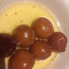 A picture of Gulab Jamun.