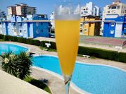 Una foto de cóctel de naranja y cava