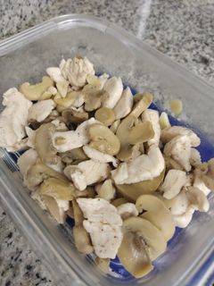 Una foto de 🥣 Tupper de pollo con champiñones
