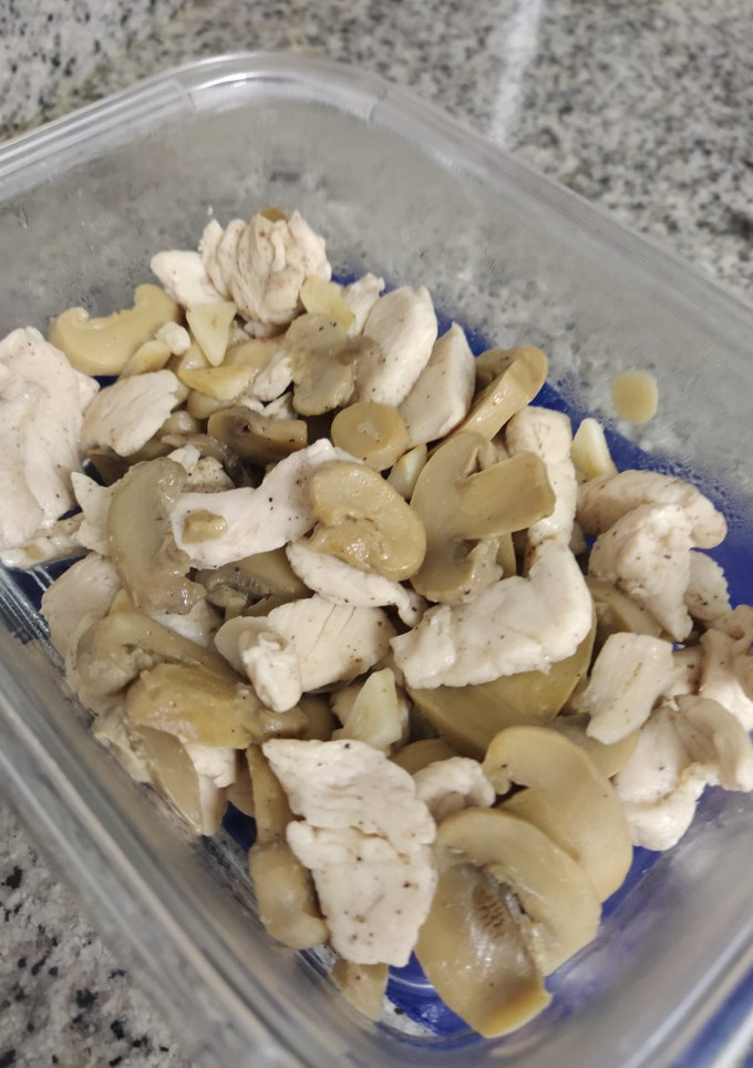 Una foto de 🥣 Tupper de pollo con champiñones