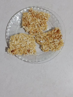 મમરા ની ચીકી(Mamra Chikki Recipe in Gujarati) રેસીપી મુખ્ય ફોટો