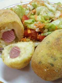Una foto de Salchiquetas! Bomba de papa rellena con salchicha