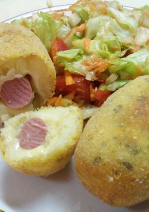 Una foto de Salchiquetas! Bomba de papa rellena con salchicha