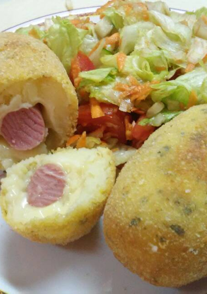 Una foto de Salchiquetas! Bomba de papa rellena con salchicha