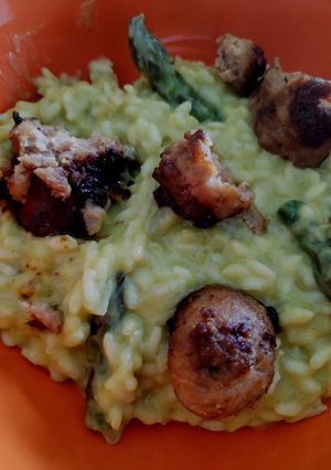 Foto di Risotto con asparagi, gorgonzola, miele e salsiccia glassata