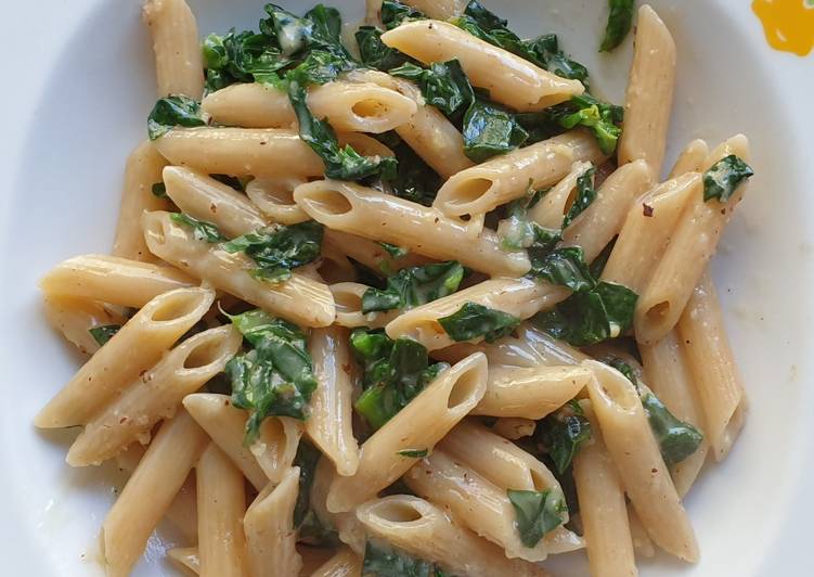 Pasta con panna di riso, spinaci e nocciole