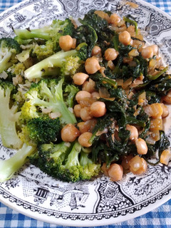 Una foto de Garbanzos con espinacas y brócoli salteado