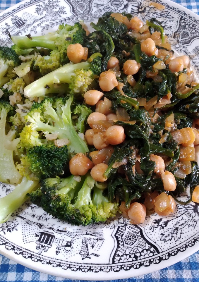 Una foto de Garbanzos con espinacas y brócoli salteado