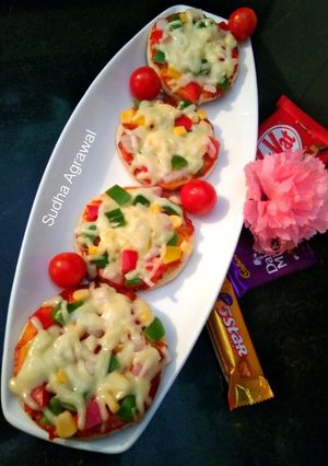 बेबी पिज़्ज़ा (तवा पर) (baby pizza recipe in hindi) रेसिपी मुख्य फोटो