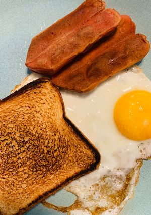 Una foto de Huevos fritos con salchichas