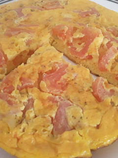 Una foto de Tortilla de tomate🍅🥚🍳!!!