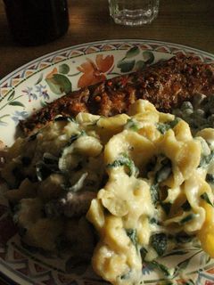 Una foto de Almuerzo de viernesss, salsa amarilla, sachettinis al formagio, caballa ahumada y ensarladittta