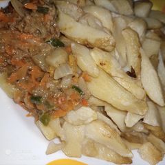 A picture of French fries & meat sauce.