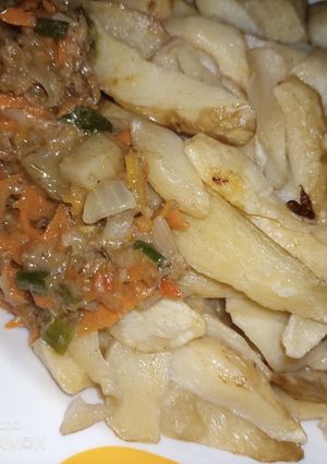 A picture of French fries & meat sauce.