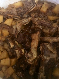Una foto de Asado con cebolla caramelizada papa y salsa de soja