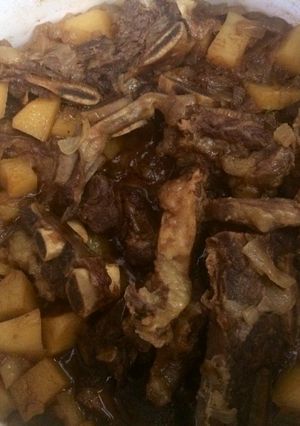 Una foto de Asado con cebolla caramelizada papa y salsa de soja