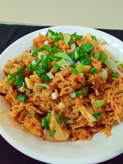 સેઝવાન ફ્રાઇડ રાઈસ (Schezwan fried rice recipe In Gujarati) રેસીપી મુખ્ય ફોટો