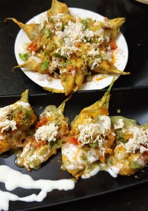 A picture of Palak fritters chaat.