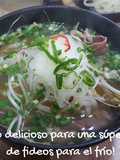 Caldo delicioso para una súper sopa de fideos