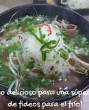 Caldo delicioso para una súper sopa de fideos
