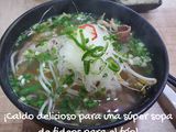 Caldo delicioso para una súper sopa de fideos