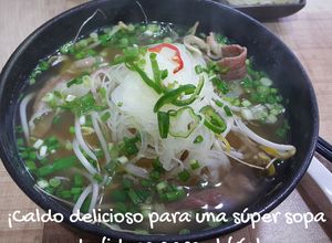 Una foto de Caldo delicioso para una súper sopa de fideos