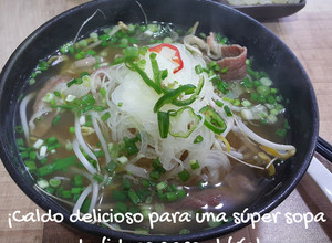 Una foto de Caldo delicioso para una súper sopa de fideos