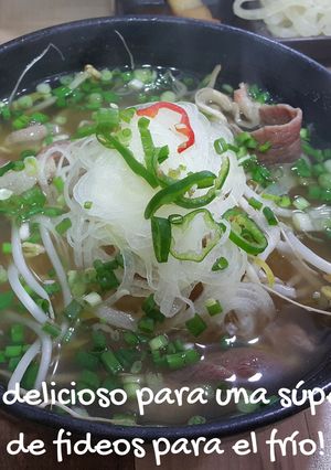 Una foto de Caldo delicioso para una súper sopa de fideos