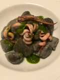 Gnocchi neri con totani scottati e pesto di prezzemolo e basilico