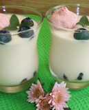 Copas de lemon curd y arándanos frescos