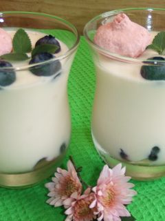 Una foto de Copas de lemon curd y arándanos frescos