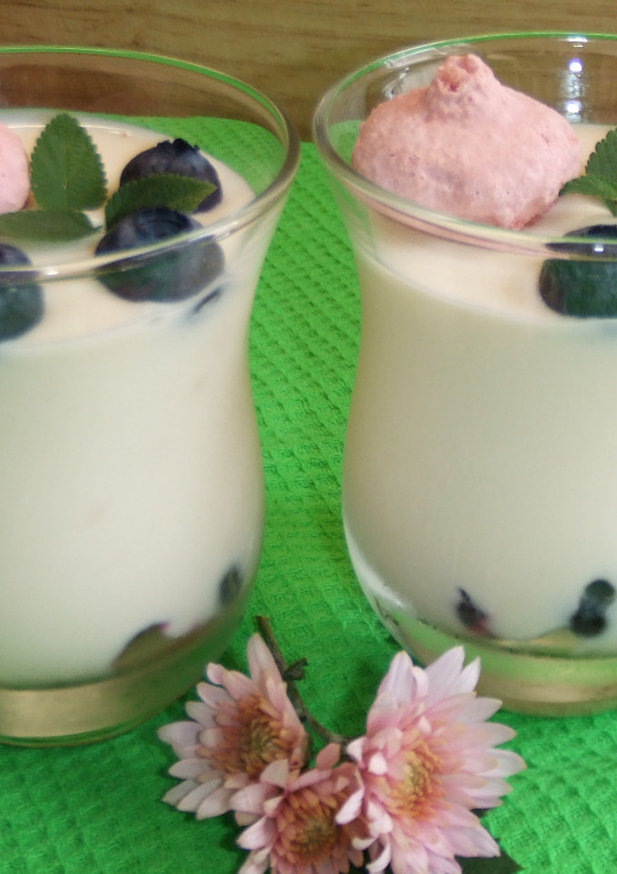 Una foto de Copas de lemon curd y arándanos frescos