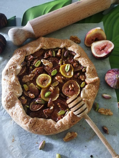 Foto di Galette con fichi freschi, miele, noci e pistacchi