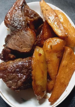 Una foto de Carne al horno con Papas