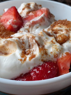 Una foto de Fresas con yogur griego