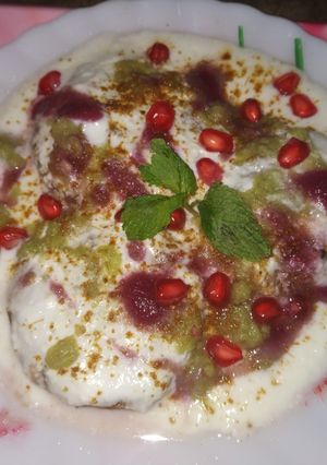 कच्चे केले के दही वड़ा चाट (Kache kele ke dahi vada chaat recipe in hindi) रेसिपी मुख्य फोटो