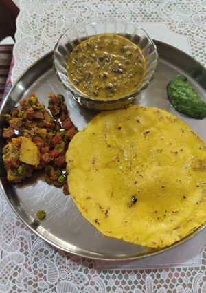A picture of Makai roti with dal makhni aloo gajar methi matar sabzi.