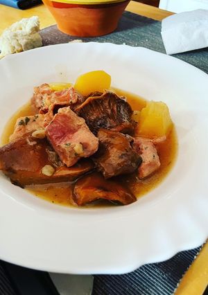 Una foto de Guiso otoñal de pavo, patatas y níscalos