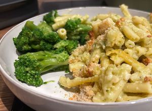 Une photo de Mac and cheese au brocoli