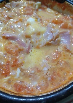 Una foto de Huevo revuelto, tomate, queso y jamón🇨🇱