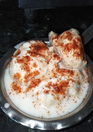 A picture of Dahi vada.