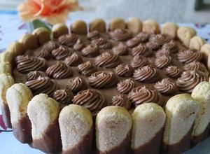O poză a rețetei Tort cu cremă de ciocolată și pișcoturi.