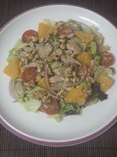 Una foto de Ensalada de pollo con naranja