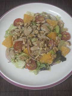Una foto de Ensalada de pollo con naranja